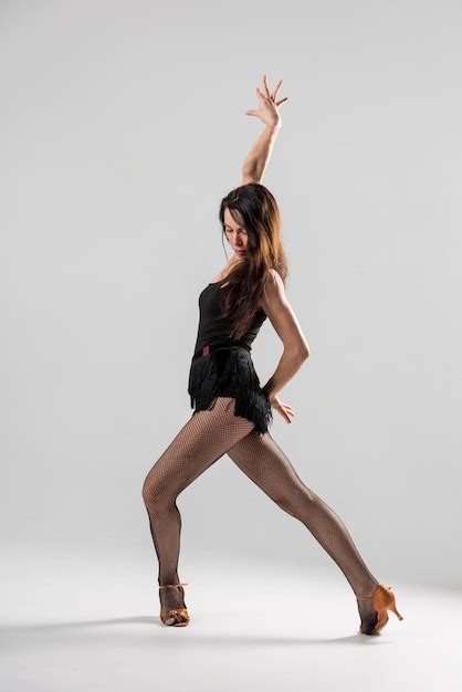 Bailarina Latina Apasionada En El Estudio Foto Premium