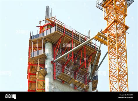 Tall Scaffolds Hi Res Stock Photography And Images Alamy