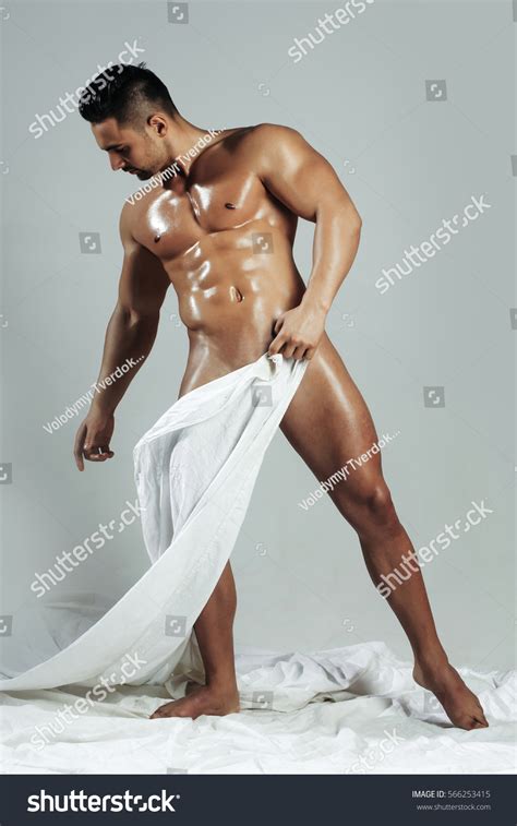 Handsome Nude Man Muscular Bodybuilder Machoの写真素材今すぐ編集 566253415