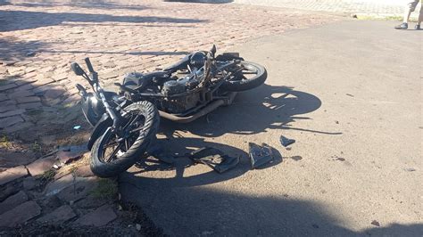 Condutor Avança Preferencial Provoca Acidente Foge A Pé E Abandona Veículo Motociclista