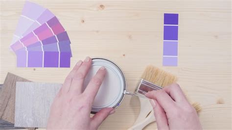 Lata De Pintura Met Lica Con Pintura Violeta Y Otras Herramientas De