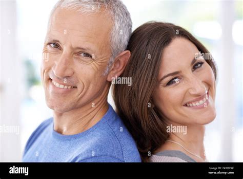 L amour ne sait pas d âge Photo d une jeune femme affectueuse et de son mari mature Photo Stock