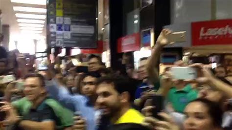 Manifestantes batem boca durante depoimento de Lula à PF Vídeo