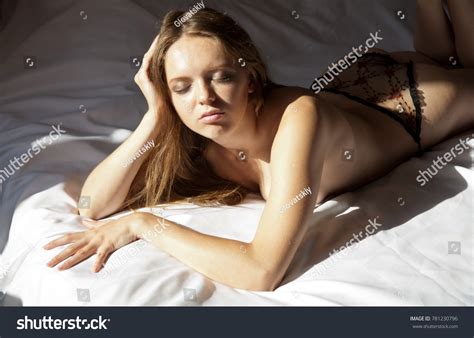Beautiful Closed Eyes Nude Woman Lying Foto Stok 781230796 Shutterstock