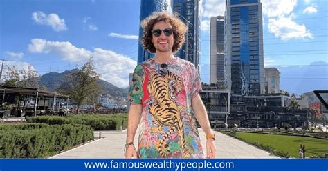 Luisito Comunica Net Worth 2022 - Girlfriend, Brother, Age, Biography