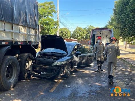 Motorista sai ileso após bater carro na traseira de carreta em Coxim