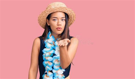 Jovencita Hermosa Latina Con Lei Hawaiano Y Sombrero De Verano Mirando