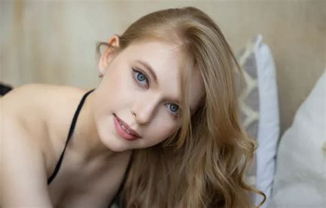 Обои model awesome brunette sexy woman gorgeous posing closeup hot babe на телефон и