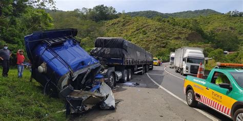 Uma pessoa fica ferida em colisão entre duas carretas na Régis