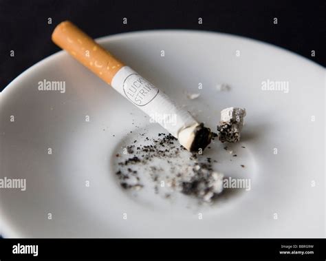 Lucky Strike Cigarette Fotos Und Bildmaterial In Hoher Aufl Sung Alamy