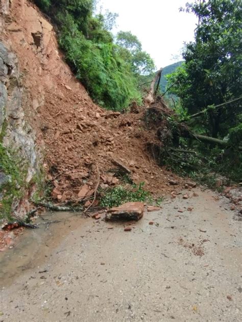 Ponte fica submersa e deixa 40 famílias ilhadas em Botuverá