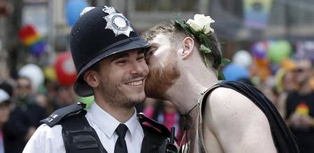 Policías Nacionales Municipales y Guardias Civiles se suman al Orgullo Gay