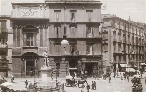 Napoli Piazza Carità con la statua dedicata a Carlo Poerio la chiesa