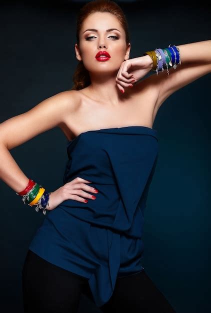 Haute Couture Look Glamour Closeup Portrait De Beau Sexy L Gant Blonde Caucasienne Jeune Femme