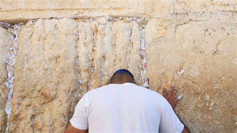 Prayer Returns to Jerusalem's Western Wall as Israel Lifts Major ...