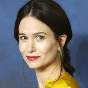 Katherine Waterston Hot Bikini Photos Rather Than Sexy Scarf Pics For