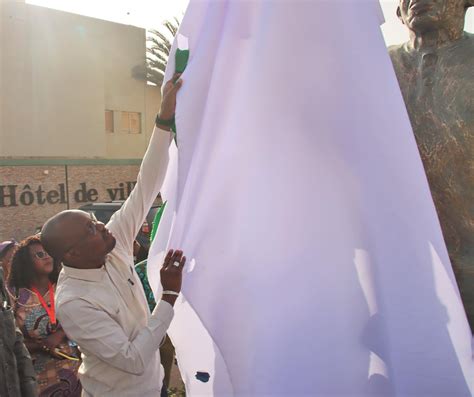 Fespaco La Statue De Cheick Oumar Cissoko D Voil E Par Le Ministre De