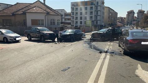 Foto Accident Ntre Autoturisme Ntr O Intersec Ie Din Centrul