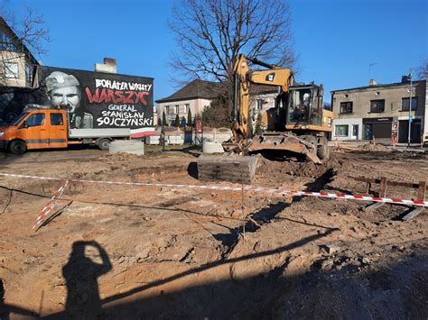 Remont Ul Eromskiego W Radomsku Trwaj Intensywne Prace Na Skwerze