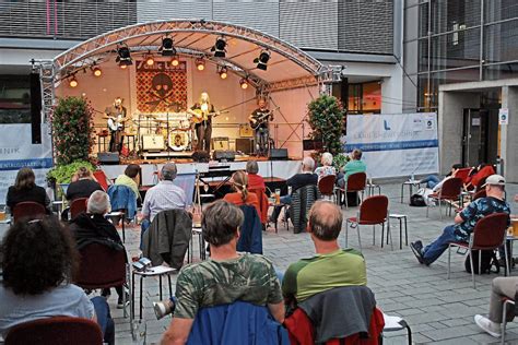 Ein Hauch Musiknacht Flair Vor Der N Rtinger Stadthalle N Rtingen