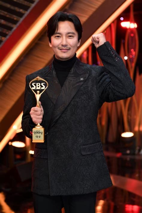 「sbs演技大賞」俳優キム・ナムギルの大賞が異変だって？ 真心で成し遂げたトロフィー K Pop、韓国エンタメニュース、取材レポートならコレポ！