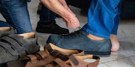 Entregan zapatos al venezolano de pies más grandes en el mundo