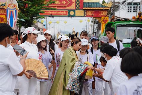 People on Street Traditional Festival · Free Stock Photo