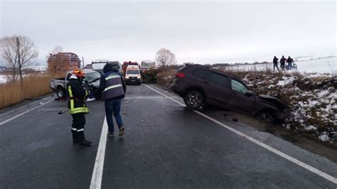 UPDATE FOTO Un șofer a decedat în urma coliziunii frontale dintre