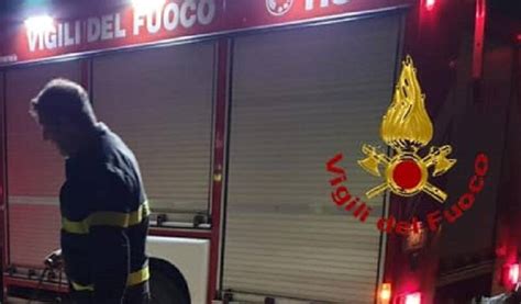 Partinico Incendio Nei Pressi Di Sala Ricevimenti Rogo Domato