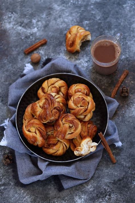 Brioches roulées à la cannelle Kanelbullar Un déjeuner de soleil