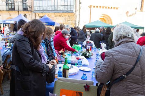 Galer A Decenas De Encajeras De Bolillos Unen Su Arte Y Maestr A En