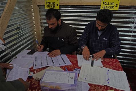 At Srinagar Sees Highest Turnout In Ls Polls In Decades