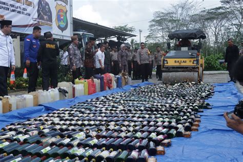 Jelang Nataru Ribuan Botol Miras Berbagai Merk Di Musnahkan Bumione