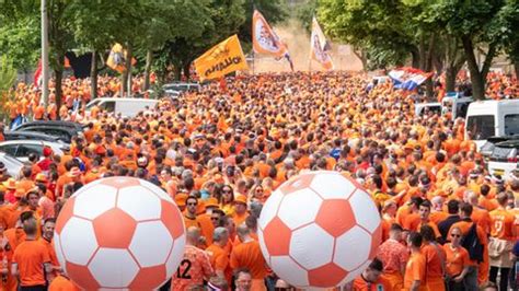 EM 2024 Tanzende Oranje Fans Vor Spiel Niederlande Gegen Frankreich