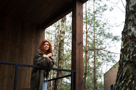 Вид женщины, отдыхающей дома с теплым напитком | Бесплатно Фото