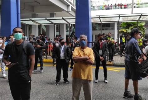 Peserta Perhimpunan Mula Berhimpun Di LRT Bangsar Astro Awani