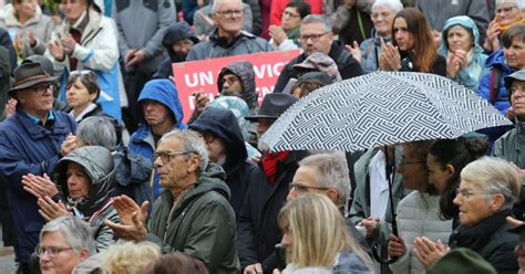 Vosges Remiremont Manifestants Dans Une Marche Fun Bre Pour