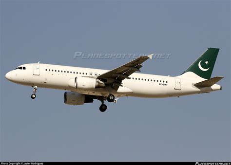 AP-BMY PIA Pakistan International Airlines Airbus A320-214 Photo by ...