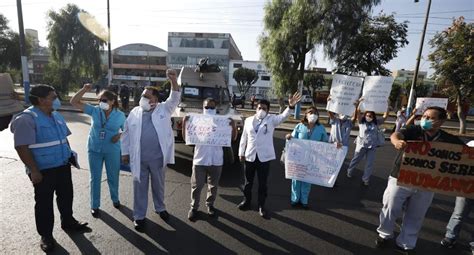 Coronavirus Perú médicos realizan plantón en exteriores del hospital