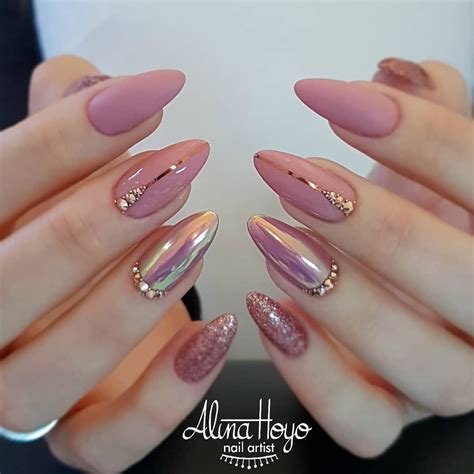 Diseños de uñas metálicos que serán tendencia en Navidad Soft Pink