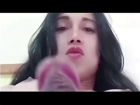 hermosa asiática trans anairb masturbándose la polla y el semen XVIDEOS