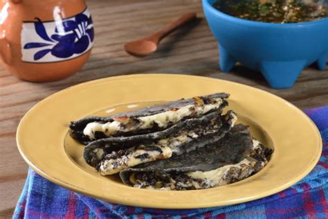 Quesadillas De Huitlacoche Con Queso Oaxaca Con Sal Y Azucar