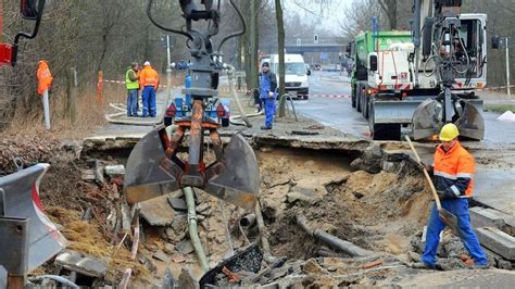 Rohrbruch Wasser überflutet Carl Duisberg Straße