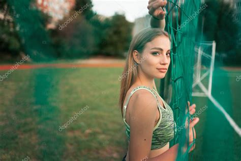 Retrato De Una Hermosa Chica Deportiva Con Hermosos Ojos Que Se