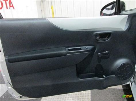 Classic Silver Metallic Toyota Yaris L Door Photo