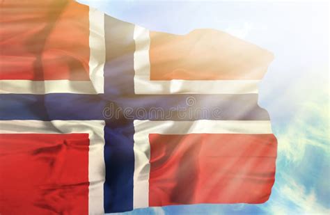 Mapa De Noruega Con La Bandera Que Agita Aislada En Blanco Foto De