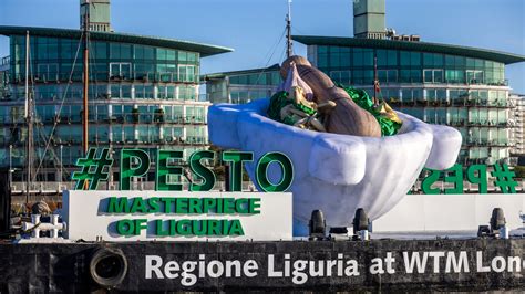 Mortaio Gigante Con Pesto Su Chiatta Naviga Il Tamigi Iniziativa