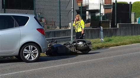 Incidente A Brenna Scontro Tra Auto E Moto Foto Prima Como