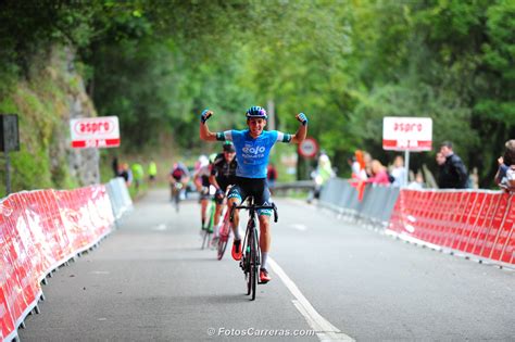 Pleno de Marcel Camprubí Eolo Kometa en el final de la Vuelta a