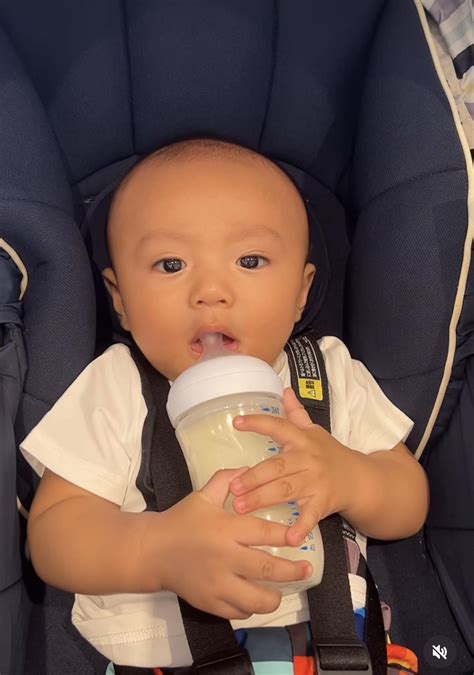 Hot mom Việt mua bình sữa